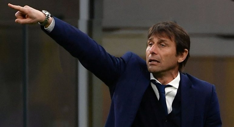 ESQUENTOU - O nome de Antonio Conte ganha forças para substituir Ole Solskjaer no comando do Manchester United, segundo a imprensa inglesa, após a goleada sofrida para o Liverpool na Premier League. No entanto, há informações sobre possíveis exigências que o comandante italiano deva fazer antes de assumir a equipe.
