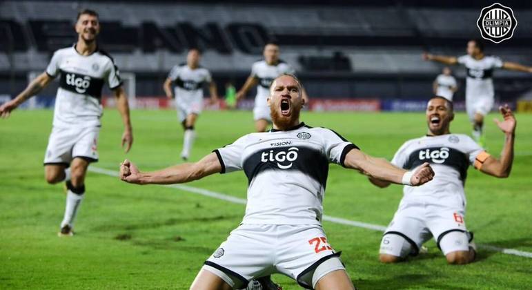 ESQUENTOU - O Olimpia está nas quartas de final da Copa Libertadores da América e enfrenta o Flamengo por uma vaga na próxima fase. Mas, o clube paraguaio corre sério risco de perder um de seus principais destaques para o duelo contra o Rubro-Negro. Assim, o atacante Isidro Pitta tem ofertas e pode deixar a equipe antes mesmo das decisões continentais. De acordo com o portal D10, do Paraguai, Isidro Pitta tem propostas ”tentadoras” do futebol espanhol e dos Emirados Árabes.