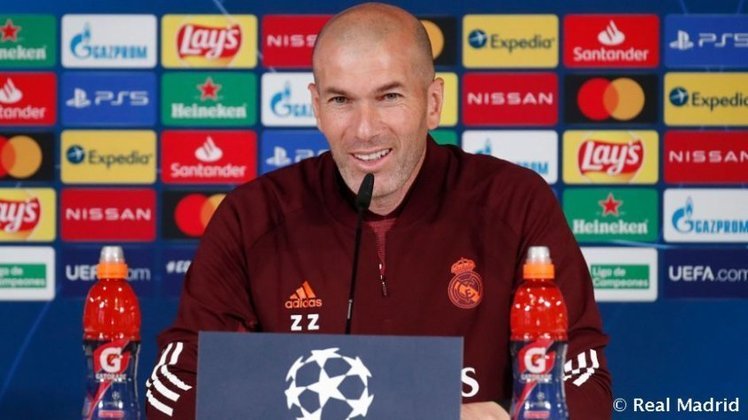 ESQUENTOU - O Paris Saint-Germain segue sonhando com a contratação de Zinedine Zidane na próxima temporada, segundo o portal 
