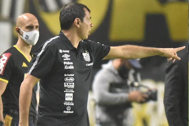 ESQUENTOU - O presidente Andres Rueda confirmou o objetivo de manter o técnico Fábio Carille no comando do Santos até o final de seu mandato, em 2023. O contrato atual do treinador santista vai até dezembro de 2022.