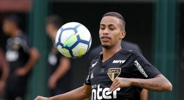 ESQUENTOU - O São Paulo pode receber uma boa quantia em 2022 por conta de jogadores criados na base. Boia, emprestado ao Juventude, despertou o interesse do Metalist-UCR, que está disposto a pagar cerca de 1,8 milhões de euros (cerca de R$ 11,6 milhões, na cotação atual). Caso a negociação seja fechada nesse valor, o Tricolor teria direito a cerca de R$ 10,4 milhões que corresponde a 90% do montante. Vale lembrar que ele já se despediu do Juventude e vai fazer exames na Ucrânia. 