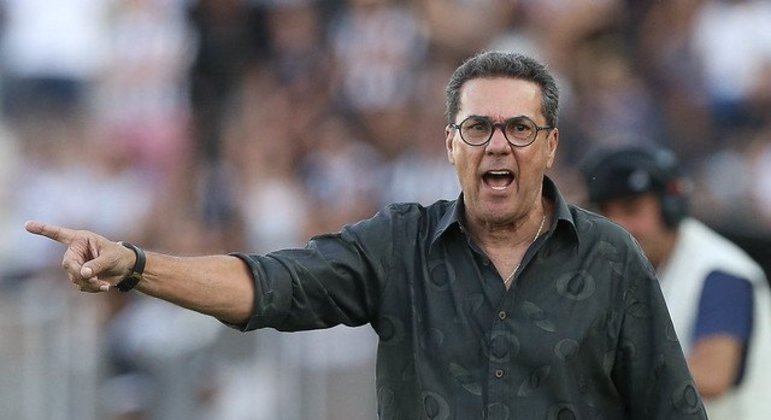 ESQUENTOU - O técnico Vanderlei Luxemburgo disse que pretende ficar no Cruzeiro na próxima temporada, apesar dos atrasos salariais, algo que ele pediu para não acontecer quando assumiu o clube, em julho. O treinador, por meio de um vídeo publicado na conta oficial do Cruzeiro no Twitter, falou sobre o problema e a situação complicada com duas folhas salariais atrasadas de jogadores e funcionários da Raposa. Luxa garantiu que os jogadores não estão “tirando o pé” apesar dos atrasos.