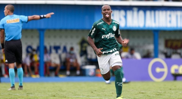 ESQUENTOU - O tour de Endrick pela Europa escancarou a briga de gigantes para contar com o futebol do menino em um futuro próximo. PSG, Manchester City, Barcelona e Real Madrid já observam o jovem de perto.
