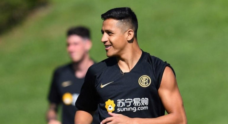 ESQUENTOU - Os dias do astro chileno Alexis Sánchez no futebol italiano parecem estar cada vez mais próximo do fim. A Internazionale de Milão está procurando um clube que queira o jogador, haja vista que os Nerazzurri precisam diminuir sua folha salarial e um dos atletas mais bem pagos do elenco é justamente o atacante. Segundo a imprensa italiana, o possível destino do atacante chileno seria o futebol espanhol, mais precisamente o Sevilla e Real Betis. Porém, essa negociação aconteceria somente no meio da temporada ou no final.