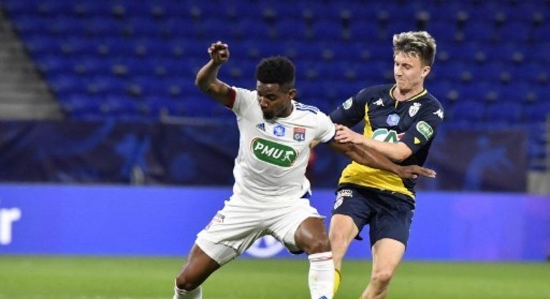 ESQUENTOU - Os nomes de Thiago Mendes e Kenedy são prioridades na lista flamenguista. O volante, de fora um amistoso do Lyon neste sábado (com o Porto), verá o clube francês ter conversas presenciais com Marcos Braz e Bruno Spindel. Thiago Mendes já manifestou o seu interesse de ser contratado pelo Flamengo, que tem no esforço do meio-campista de 29 anos um trunfo para persuadir o Lyon a aceitar as condições cujo modelo prioritário. o Lyon já externou que não desejava emprestar Thiago Mendes num primeiro momento, conforme Juninho Pernambucano, diretor do OL, explicou ao LANCE!.