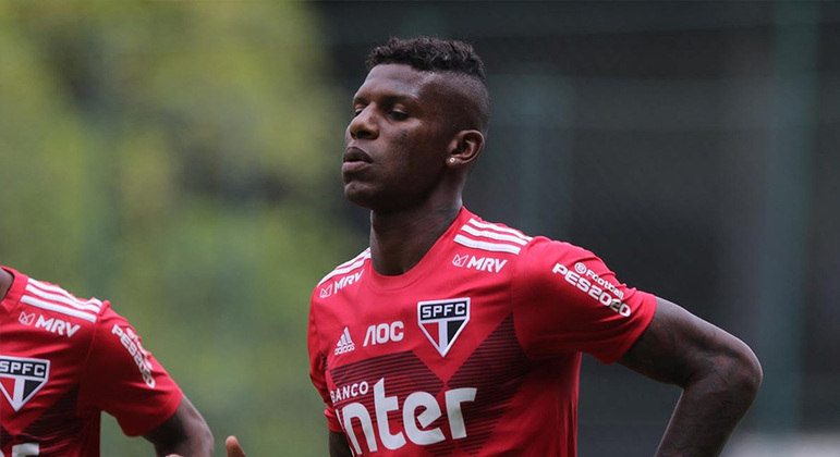 ESQUENTOU - São Paulo e Arboleda ainda não chegaram a um acordo para a renovação de contrato do zagueiro, que vai até o meio de 2022. A informação foi publicada inicialmente pelo 'GE' e confirmada no LANCE!.  O principal entrave para o acerto entre as partes é o quesito salarial. Arboleda busca uma valorização, já que tem um dos menores salários do elenco entre os jogadores considerados titulares, segundo apurou a reportagem. Os valores oferecidos pelo São Paulo no primeiro momento, estão aquém do esperado pelos representantes do zagueiro. 