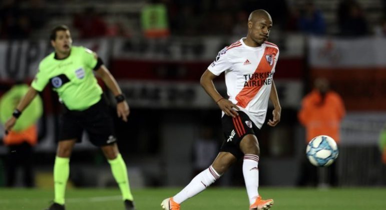 ESQUENTOU - Titular absoluto do River Plate, Nico De La Cruz vê o seu nome ganhar cada vez mais força no cenário do futebol europeu, mais precisamente na Espanha. Apesar da vontade de contar com Nico De La Cruz, os clubes encontram a barreira contratual do River Plate, que tem vinculo até dezembro de 2022.  Ou seja, para ficar com o uruguaio, Villarreal, Sevilla e Real Sociedad precisam usar a lábia para diminuir a multa rescisória.