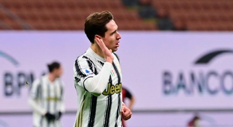 ESQUENTOU - Um dos principais nomes da Juventus, o meia-atacante Federico Chiesa pode estar com os dias contados no clube de Turim. De acordo com informações da imprensa italiana, o Chelsea tem interesse no jogador de 23 anos e pode fazer uma proposta à Velha Senhora pelo atleta no próximo verão europeu.   Segundo o portal 