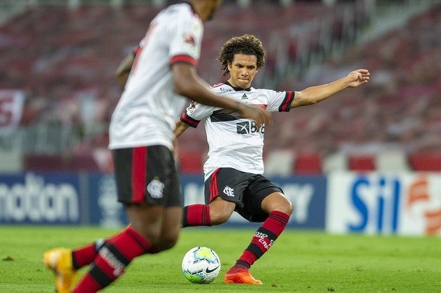 ESQUENTOU - Willian Arão teve seu nome ventilado no Benfica. Segundo o jornal 