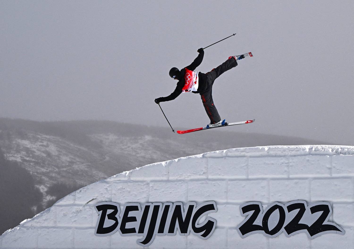 Bandeira Pequim 2022 No Céu. Jogo Olímpico De Inverno. Bem-vindo à China.  Ilustração Stock - Ilustração de jogo, esqui: 232760417