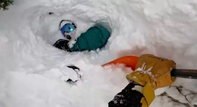 Esquiador salva homem preso em buraco de neve nos Estados Unidos