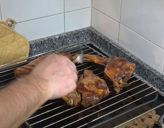 Essa é uma receita tradicional da região da Bairrada, no centro de Portugal. A carne macia é o grande diferencial do prato, que pode ser acompanhado por rodelas de laranja, batatas cozidas ou uma salada. 