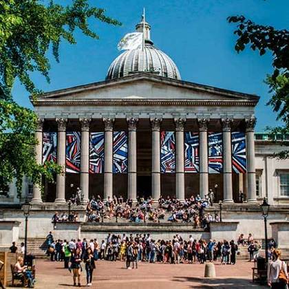 Essa foi a primeira universidade de Londres, criada em 1826. Por inscrições, é a maior instituição de ensino superior de Londres e a maior de pós-graduação do Reino Unido. Além disso, é considerada uma das principais faculdades de pesquisas multidisciplinares do mundo.