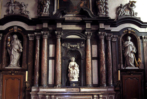Essa Madonna é a única obra de Michelangelo que saiu da Itália. Foi comprada por comerciantes de Bruges, na Béligica (daí o nome) e está na Igreja de Nossa Senhora, a principal da cidade. 