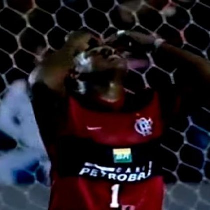 Essa talvez tenha sido a eliminação mais traumática do Flamengo. Depois de encaminhar a classificação às semifinais no México ao vencer por 4x2, o Rubro-Negro foi derrotado por 3x0 para o América com um show do paraguaio Salvador Cabañas, que marcou três vezes. 