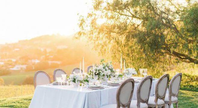 Essas cadeiras são puro charme na decoração de casamento