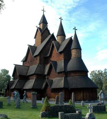 Essas igrejas medievais são conhecidas por suas colunas de madeira distintas e são consideradas construções emblemáticas na Noruega.