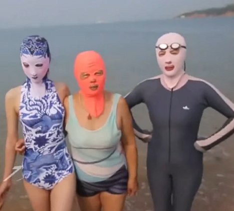 Essas máscaras podem ser usadas inclusive na água, assim como trajes de banho convencionais.