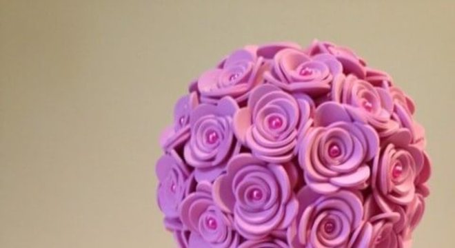 Esse arranjo de flores de EVA pode facilmente ser usado em uma festa ou em casa