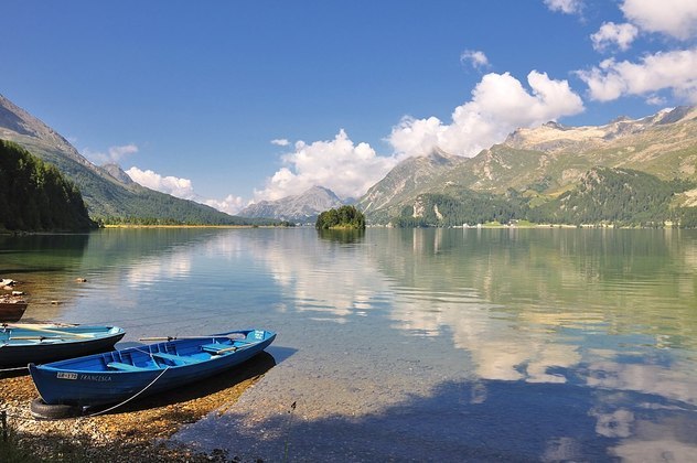 Esse lago fica no cantão de Grisons, na região da Engadina, a 327 km da capital suíça, Berna. Na foto, uma imagem do lago em época de verão. 