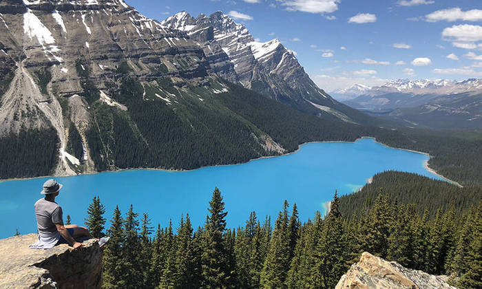 Esse lago se destaca pelo fabuloso tom azul-turqueza, provocado pelo sedimento glacial fino chamado “farinha de rocha” que se deposita nas águas provenientes das geleiras e que  reflete a luz do sol.