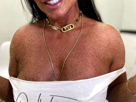 Esta não é a primeira vez que um visual de Gretchen chama a atenção. Em junho, ela postou algumas fotos com pelos no peito. O auê ficou ainda maior pelo fato dos pelos estarem descoloridos. 