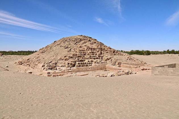 Esta pirâmide tem três câmaras ‘com belos tetos arqueados, do tamanho de um pequeno ônibus’, segundo os pesquisadores. Um detalhe comum em estruturas sudanesas é que, diferentemente das pirâmides egípcias, não há um sistema de túneis para o acesso às tumbas. 