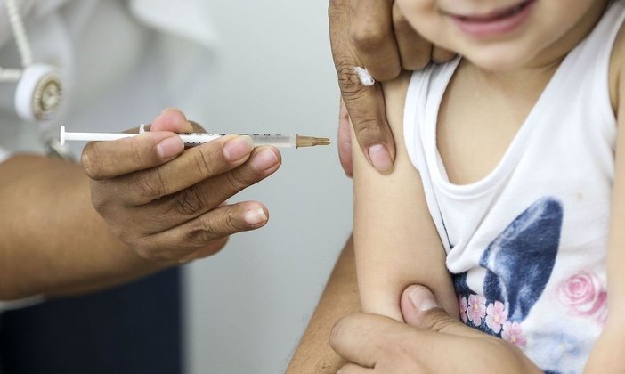 Esta vacina deixa uma cicatriz característica e eterna: uma bolinha no braço direito. Ela também protege contra a hanseníase, popularmente conhecida como lepra. 
