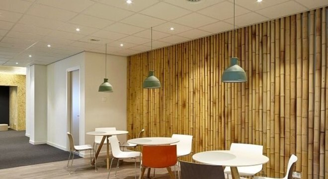 Estabelecimento comercial com bambu traz rusticidade ao ambiente