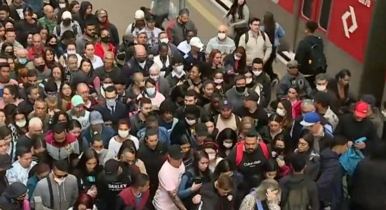 Passageiros precisaram buscar rotas alternativas e causaram movimentação intensa no metrô