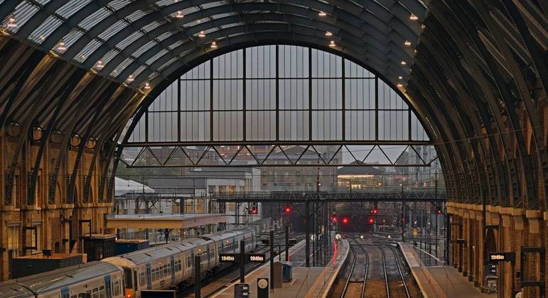 Homem relata episódio inusitado dentro de trem durante viagem em Londres
