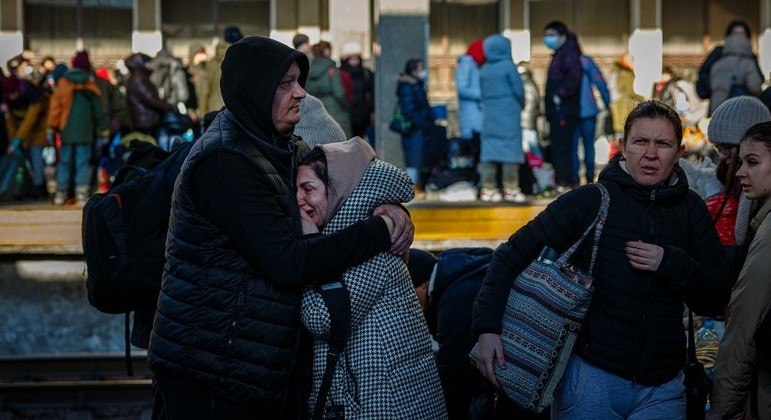 Estação de trem de Kiev é um dos principais meios para fuga da capital ucraniana