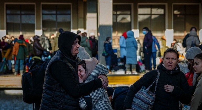 Mulher chora antes de embarcar para sair da Ucrânia