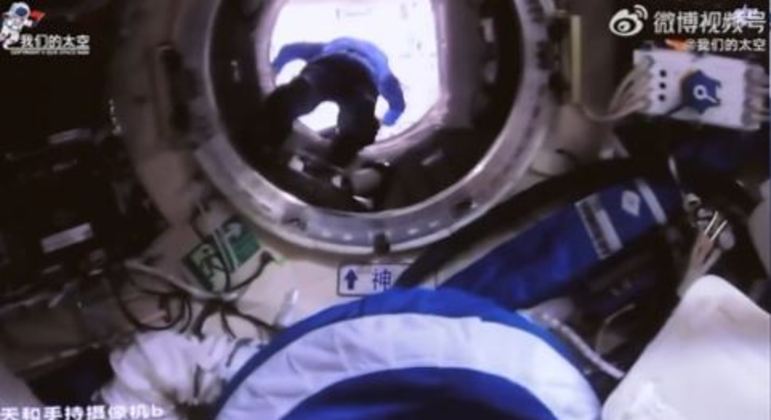 Astronautas chineses que estavam na estação espacial exploram o novo módulo