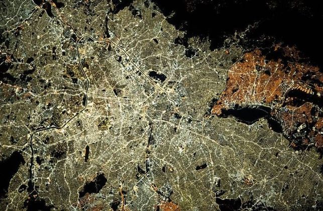 A Estação Espacial Internacional (ISS, na sigla em inglês) fotografou a cidade de São Paulo, a mais populosa do Brasil, enquanto orbitava a cerca de 400 km acima da Terra, no dia 4 de julho. Na foto, também é possível ver as luzes mais escuras da cidade de Guarulhos, na região metropolitana
