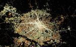 Curitiba não ficou de fora. A fotografia mostra as luzes intensas da capital paranaense, com quase 2 milhões de habitantes