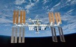 A Estação Espacial Internacional é uma grande nave espacial que orbita em torno da Terra e funciona como um laboratório para que os cientistas possam aprender como viver e trabalhar no espaço