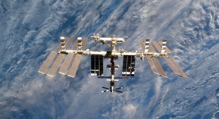 Astronautas na ISS se preparam para uma eventual evacuação da estação