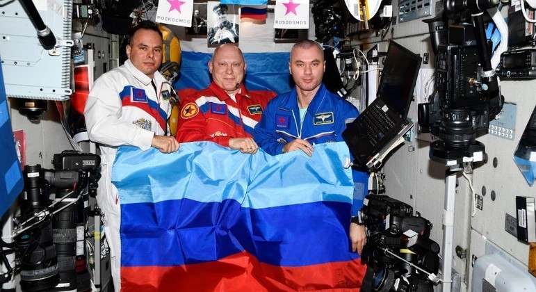 Cosmonautas levaram bandeira para demonstrar apoio às regiões separatistas da Ucrânia