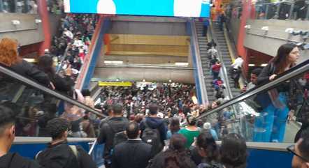 Estação Luz da Linha 4-Amarela do Metrô ficou lotada após falha de energia