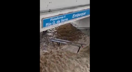 Água da enchente corre na Estação Mauá da CPTM