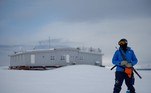 A estação de pesquisa mais setentrional (ou seja: ao norte no globo terrestre) enfrenta problemas para cumprir a missão de coletar blocos de gelo antigos para identificar possíveis mudanças climáticas. Segundo os cientistas, as próprias alterações no clima dificultam as pesquisas, uma vez que os blocos de gelo — que permaneciam quase inalterados durante todo o ano — estão derretendo