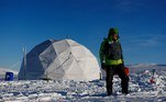 No verão, a população aumenta para mais de 100 quando os cientistas voam de todo o mundo para a cidade, onde a vida diária gira em torno de suas diversões