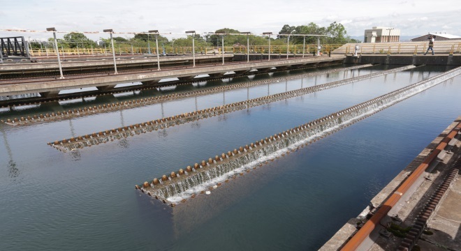 Após retirada de rios ou poços, a água em geral vai para estações de tratamento