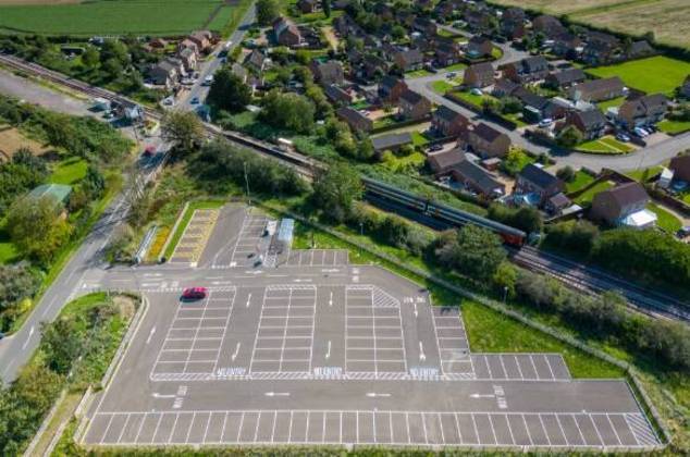Um estacionamento gigantesco, construído em uma pequena cidade do Reino Unido, possui 112 vagas para carros, mas os moradores estão criticando a obra por conta dos gastos elevados e do local onde o estacionamento foi construído