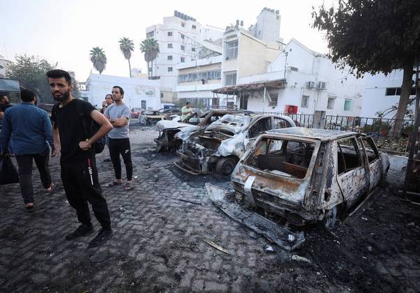 12º dia — O número de mortes na guerra entre Israel e
os terroristas do Hamas chegou a 5.100. Segundo o Ministério da Saúde da
Palestina, 3.785 pessoas morreram na Faixa de Gaza. No lado israelense, foram
contabilizadas 1.400 mortes