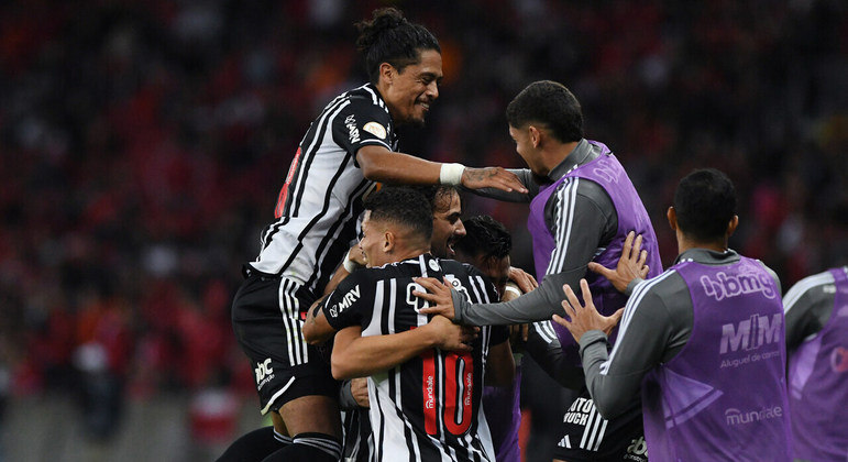 4º Atlético-MGO Galo, sétimo colocado do Brasileirão, gasta de R$ 16,5 milhões a R$ 19 milhões em pagamentos mensais. Os salários mais altos do clube são dos atacantes Hulk, Paulinho e Eduardo Vargas. A informação foi divulgada pelo próprio time neste ano