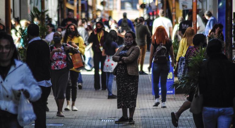 Cidades vão adotar restrições mais rígidas para o comércio e para a entrada de turistas