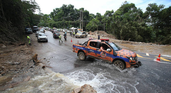 A chuva causou estragos que bloquearam a rodovia Rio-Santos, em São Sebastião