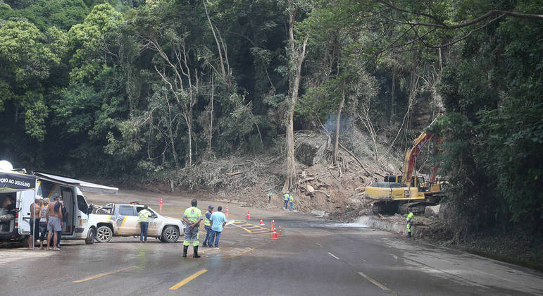 Trabalhadores usam máquinas para reabrir galeria pluvial afetada na rodovia Rio-Santos
